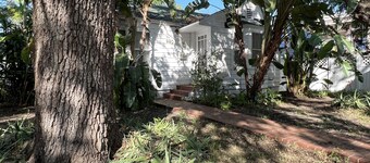 Beautiful house in top location Grove Park, Miami with free parking. 