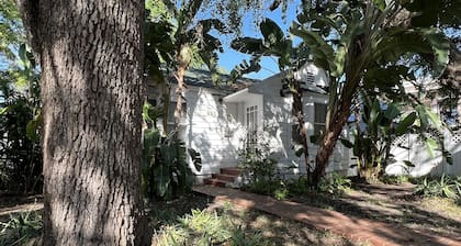 Beautiful house in top location Grove Park, Miami with free parking.