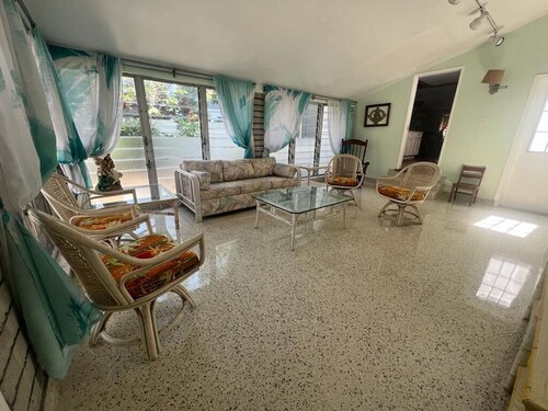 Beautiful house in top location Grove Park, Miami with free parking. 
