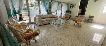 Beautiful house in top location Grove Park, Miami with free parking. 