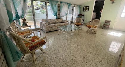 Beautiful house in top location Grove Park, Miami with free parking.