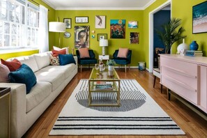 Smart TV, fireplace, books, stereo
