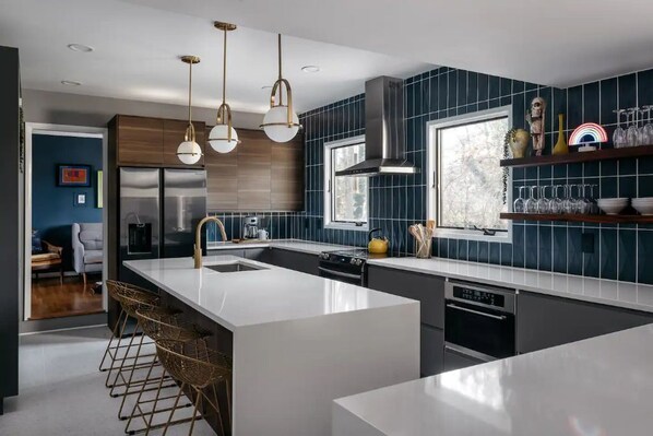 Kühlschrank, Mikrowelle, Ofen, Herdplatte