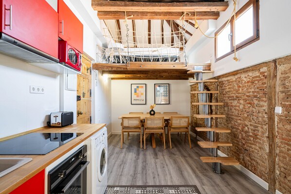 Frigorífico, microondas, horno y lavavajillas