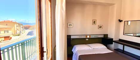 Double Room | Desk, free WiFi, bed sheets