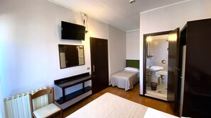 Driepersoonskamer | Een bureau, gratis wifi, beddengoed