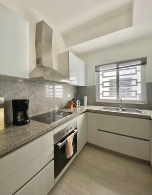 Kjøleskap, mikrobølgeovn, ovn og kaffetrakter/tekoker