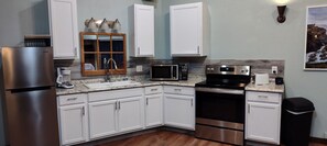 Fridge, microwave, oven, stovetop - Suite Country Downtown #1 Cozy and Relaxing just mintues from Lake Frances (Valier)