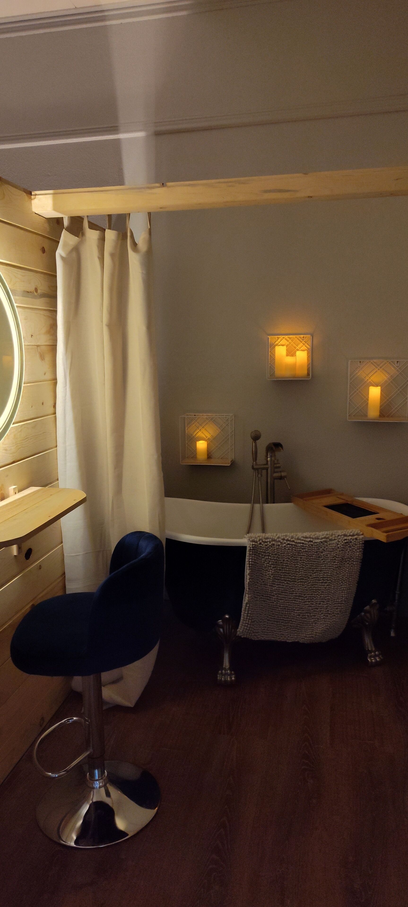 Sèche-cheveux, serviettes fournies, savon, papier toilette