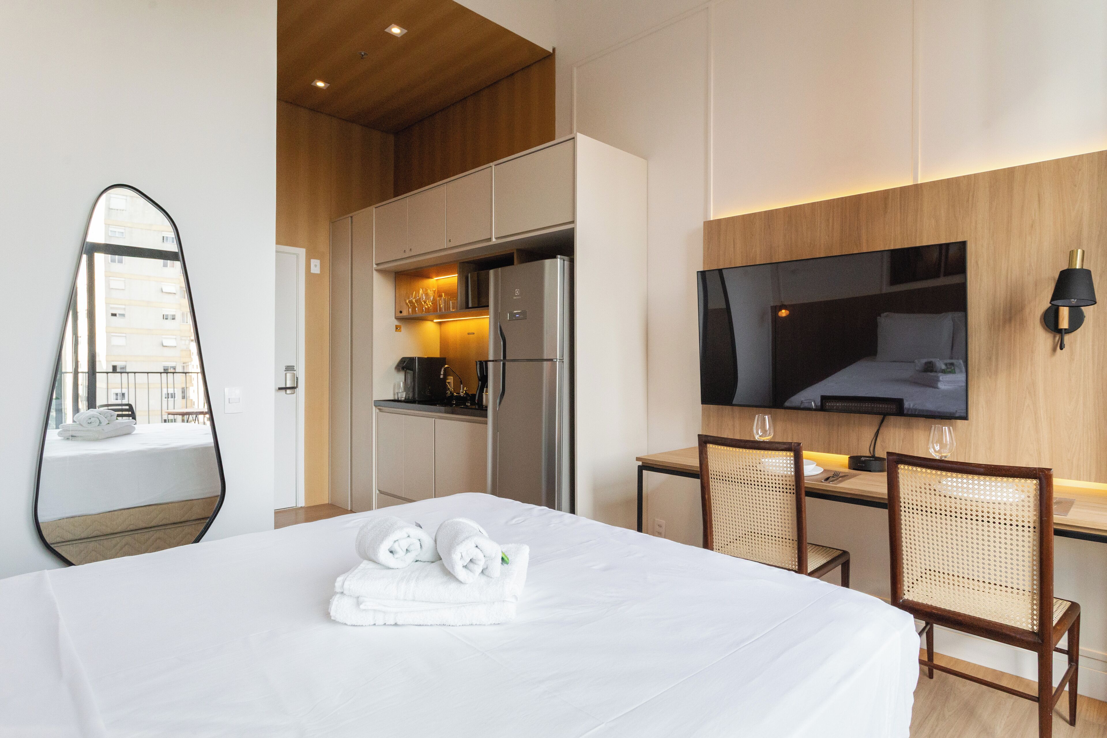 Tabla de planchar con plancha, wifi gratis y ropa de cama 