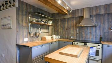 Fridge, dishwasher, electric kettle, toaster