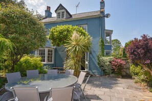 Outdoor dining - Braeside (Lyme Regis)
