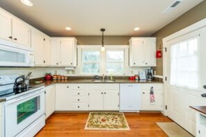 Kühlschrank, Mikrowelle, Ofen, Wasserkocher mit Kaffee-/Teezubehör