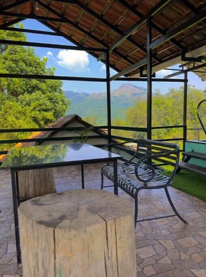 تناول الطعام بالخارج