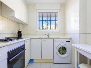 Jääkaappi, mikroaaltouuni, uuni, keittoastiat/astiat/ruokailuvälineet