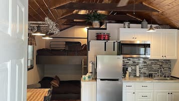 Refrigerador, microondas, cafetera/tetera, tostadora