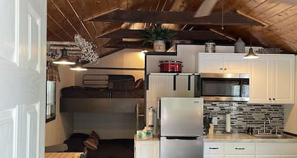 Country cabin 1. Minutes from Flight 93 Memorial/Mountain Ridge ATV Park.