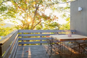 Outdoor dining - Sugarbush Gem: Modern Ski Retreat near Slopes (Warren)