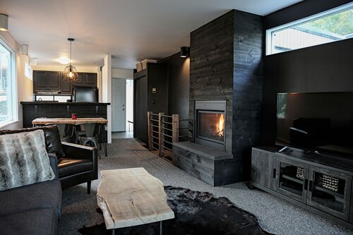 Sugarbush Gem: Modern Ski Retreat near Slopes