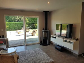 Smart TV y chimenea 