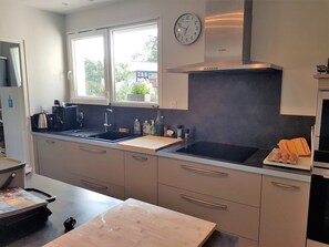 Fridge, microwave, oven, stovetop - Villa Julia Piscine 7mx4m Chauffée au sel Coeur de Village (Tosse)