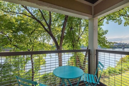 Cozy-Retreat-Balcony-River Views-KING BED-WALK to Downtown-FREE parking