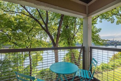 Cozy-Retreat-Balcony-River Views-KING BED-WALK to Downtown-FREE parking