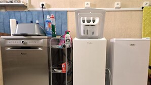 A kitchen with a dishwasher, a refrigerator, and a washing machine. - La Maison du Verger - 13km from the beach (Sainte-Foy)