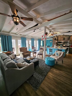 Smart TV - Cottage on the Cove with Paddleboarding and kayaks (Little Elm)