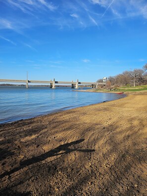 On the beach, sun loungers, beach towels - Cottage on the Cove with Paddleboarding and kayaks (Little Elm)