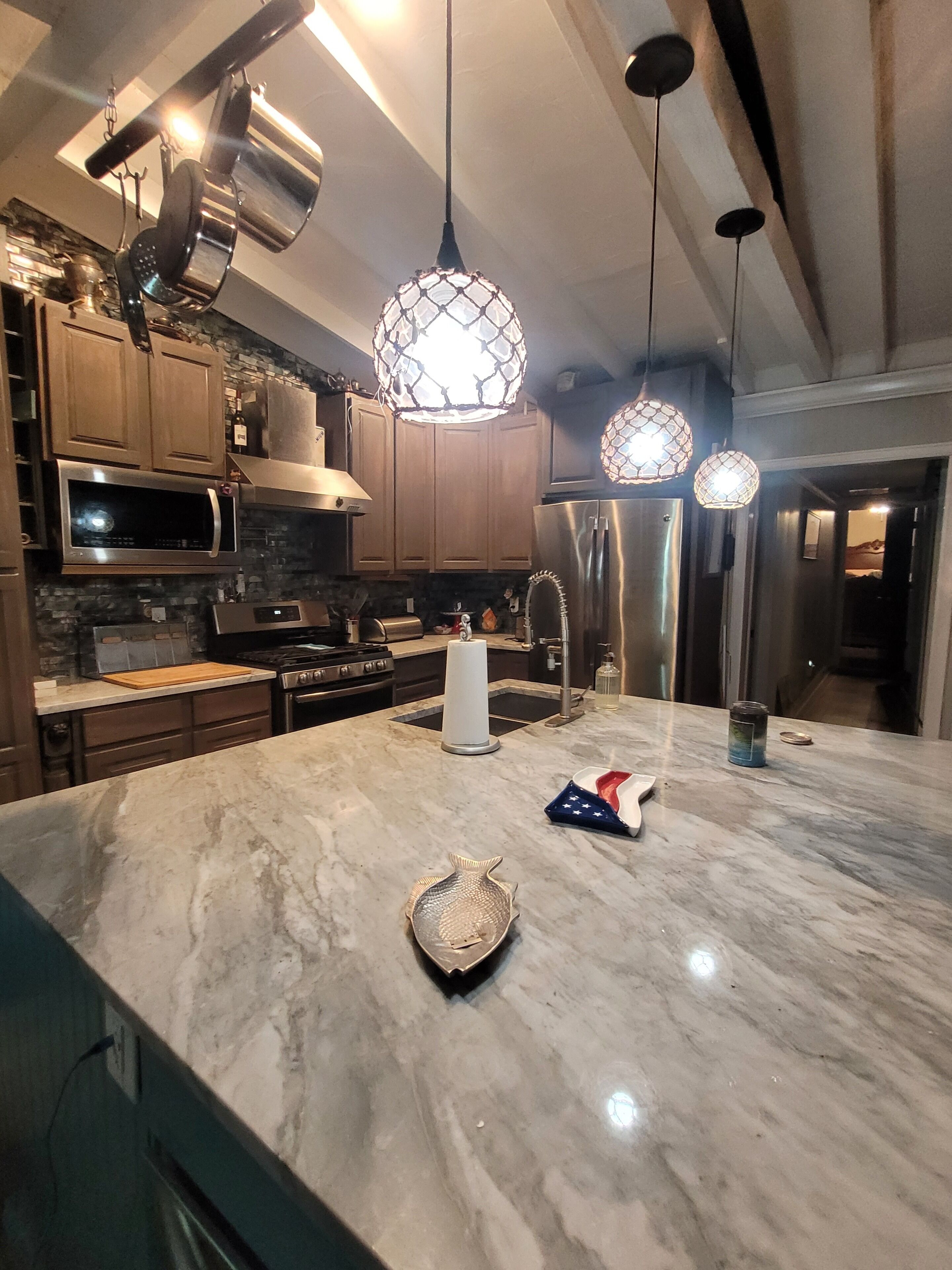 Jääkaappi, mikroaaltouuni, uuni, liesi