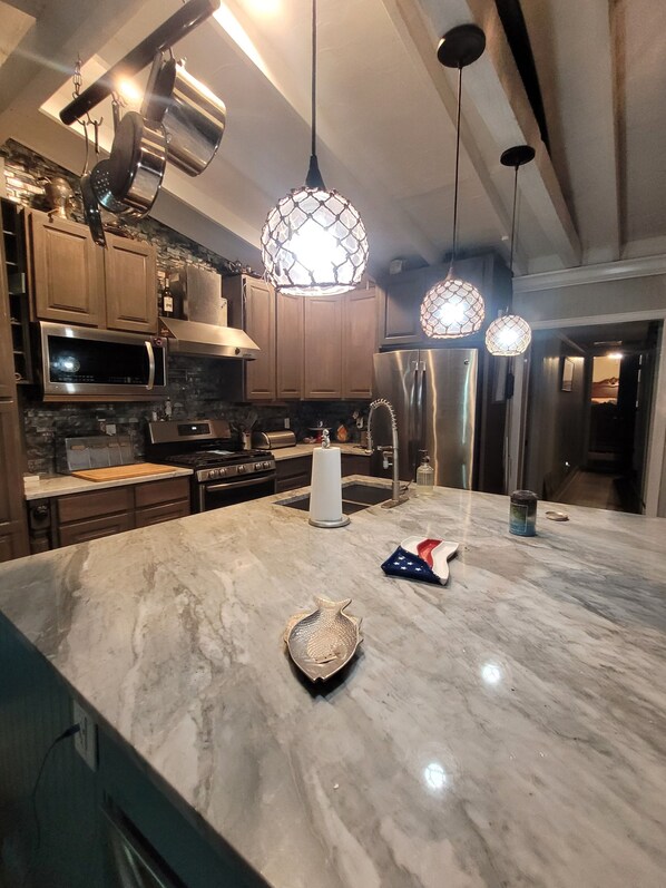 Fridge, microwave, oven, stovetop - Cottage on the Cove with Paddleboarding and kayaks (Little Elm)