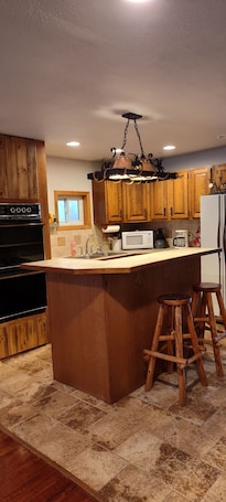Microwave, oven, stovetop, dishwasher. Suite Country Downtown #2 Cozy and Relaxing just minutes from Lake Frances