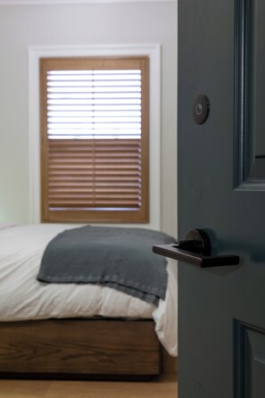 Kamar Single Standar, 1 Tempat Tidur Queen | Meja kerja, ruang kerja ramah laptop, dan setrika/meja setrika