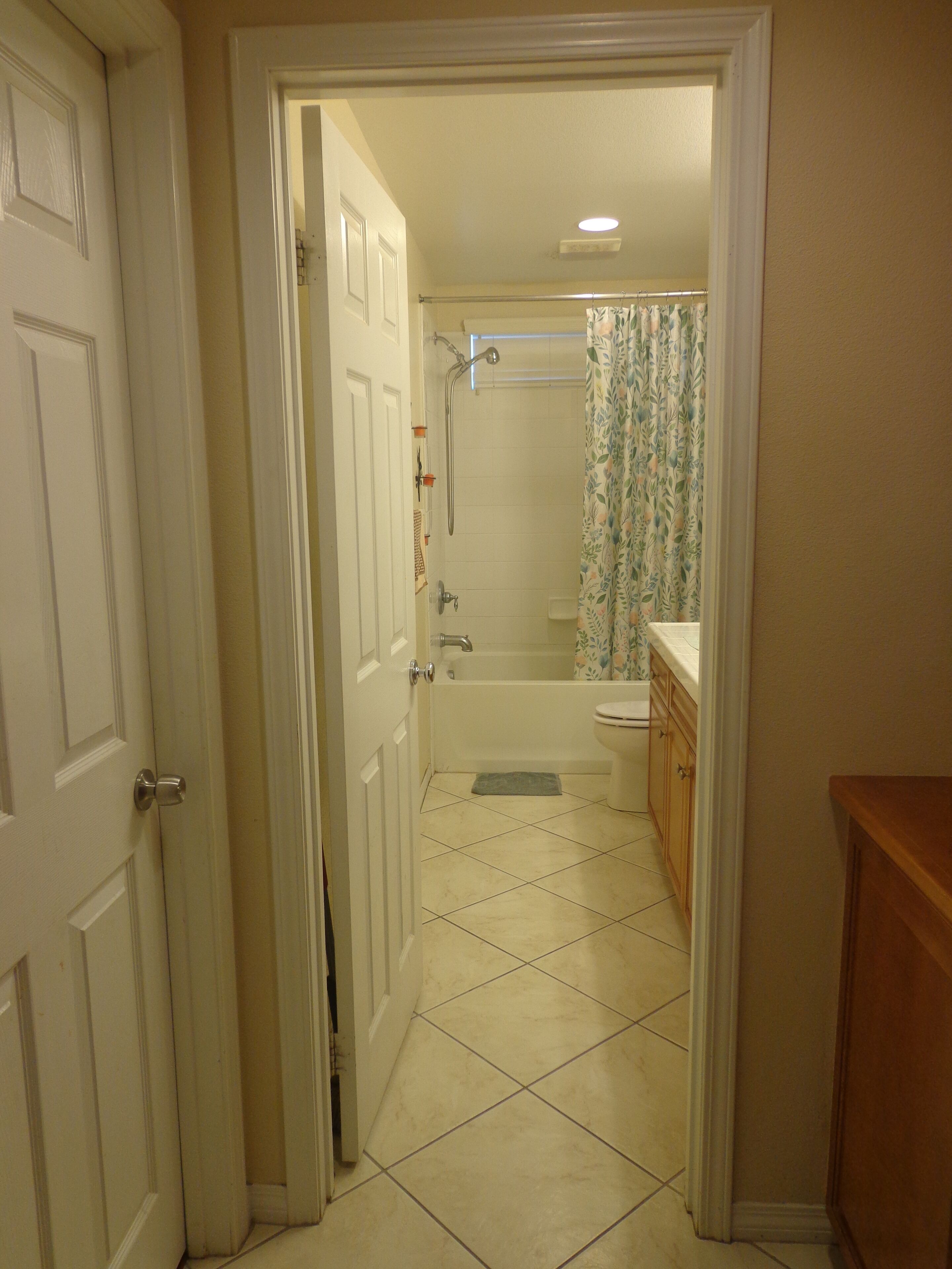 Haartrockner, Bidet, Handtücher, Toilettenpapier