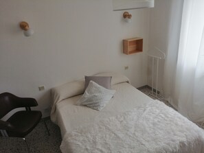 2 Schlafzimmer, Schreibtisch, Bügeleisen/Bügelbrett, Reisekinderbett