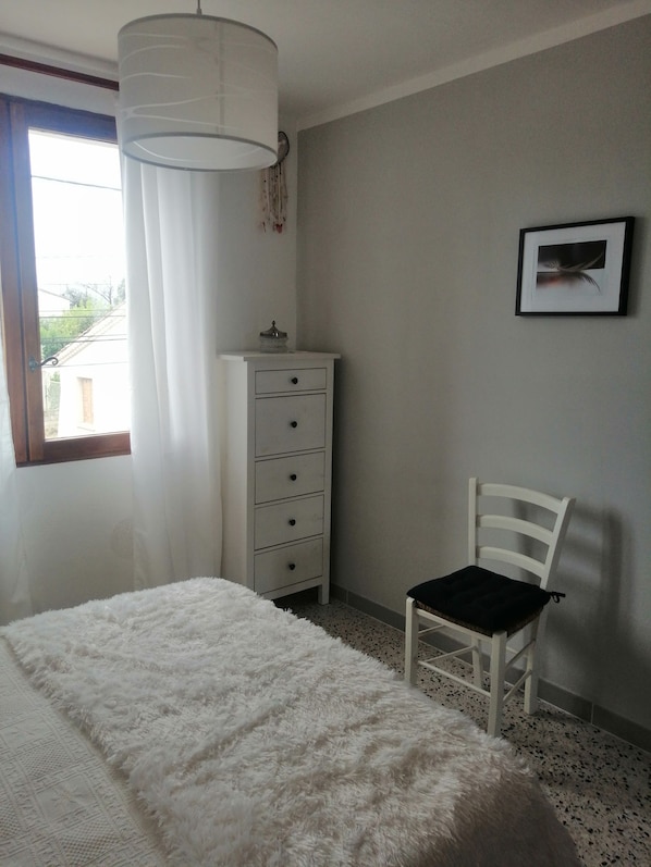 2 chambres, bureau, fer et planche à repasser, lit de bébé portatif