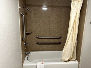 Standard-Einzelzimmer, 1 King-Bett, Nichtraucher | Badezimmer | Badewanne, Handtücher, Seife, Shampoo