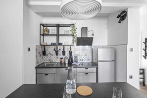 Réfrigérateur, plaque de cuisson, lave-vaisselle, cafetière/bouilloire