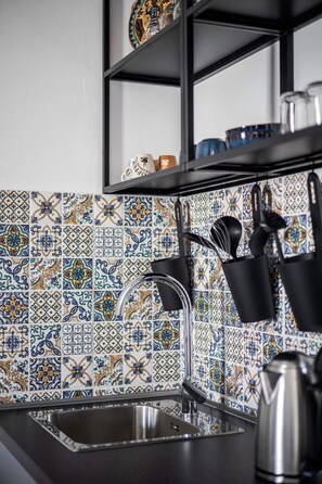 Réfrigérateur, plaque de cuisson, lave-vaisselle, cafetière/bouilloire