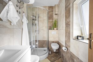 Douche, sèche-cheveux, serviettes fournies, savon