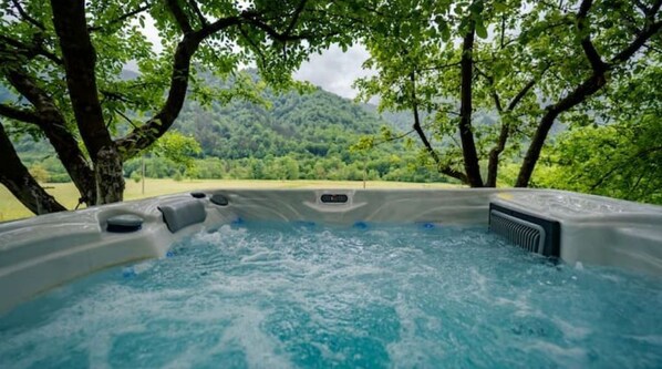 Outdoor spa tub