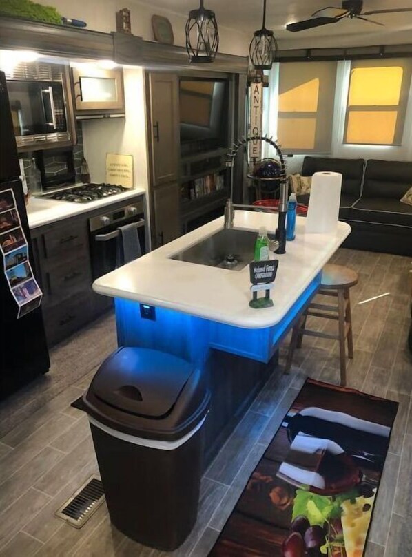 ثلاجة، ميكروويف، فرن، موقد طهي مسطح