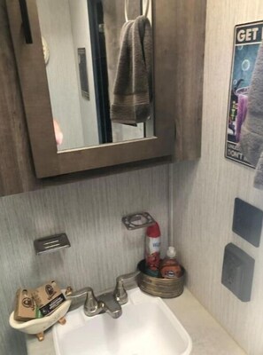Serviettes fournies, savon, shampoing, papier toilette
