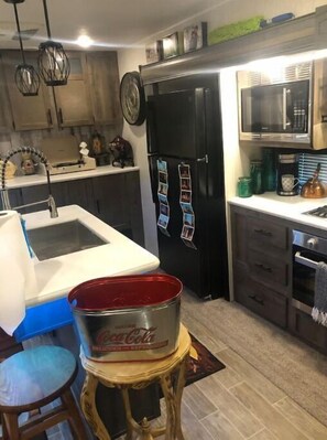 ثلاجة، ميكروويف، فرن، موقد طهي مسطح