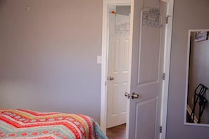 1 chambre, fer et planche à repasser, accès au Wi-Fi (inclus)