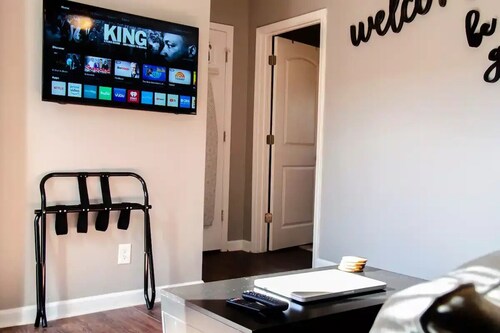 Quaint Gem Apt~Close to Downtown~Queen Bed