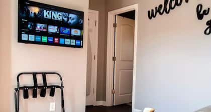 Quaint Gem Apt~Close to Downtown~Queen Bed