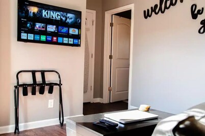 Quaint Gem Apt~Close to Downtown~Queen Bed