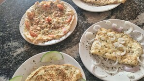 Tres platos de comida sobre una encimera de granito.